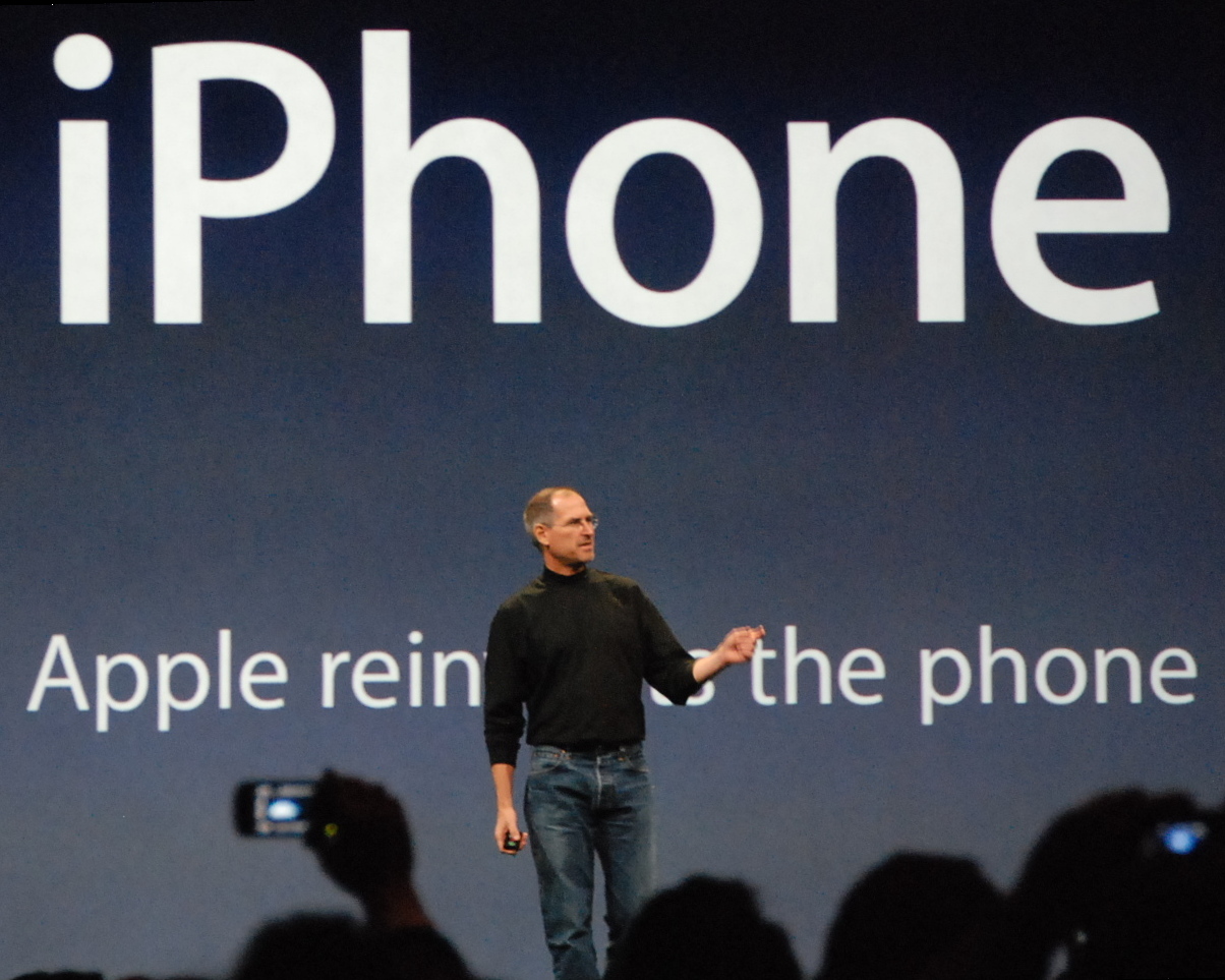 Steve Jobs Presentando el iPhone por primera vez